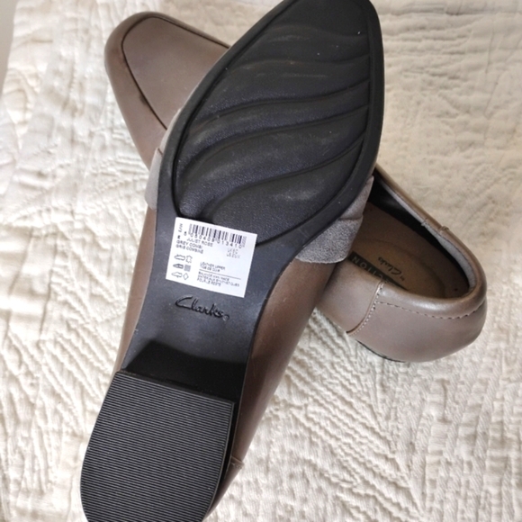 Clarks Leather Loafers Size 8.5 Juliet Rose Neutral Velvet Band Low Heel Preppy - Picture 7 of 9